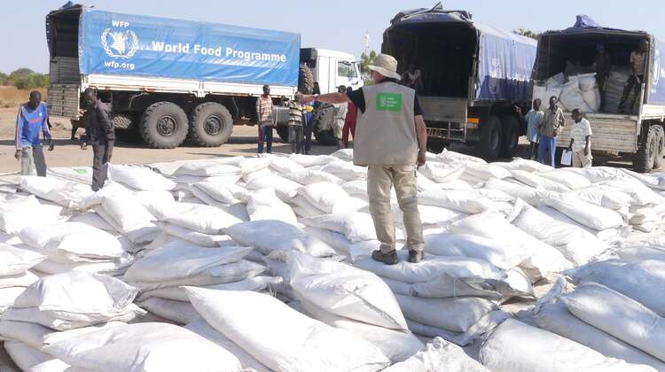 Welthungerhilfe-Helfer in Bentiu: Nothilfegüter werden ausgeladen.