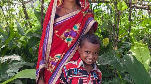 Regelmäßig spenden und verlässlich helfen: Mutter mit Kind in Indien kann ihrer Familie dank Trainings ein gesundes Leben ermöglichen