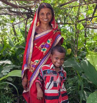 Regelmäßig spenden und verlässlich helfen: Mutter mit Kind in Indien kann ihrer Familie dank Trainings ein gesundes Leben ermöglichen