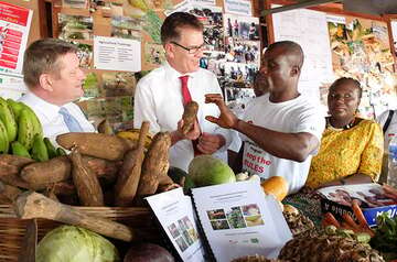 Dr. Gerd Müller und Hermann Gröhe unterhalten sich mit zwei Sierra Leonern