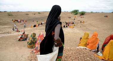Frauen beim Bau einer Erosionsschutzmauer in Kenia. 