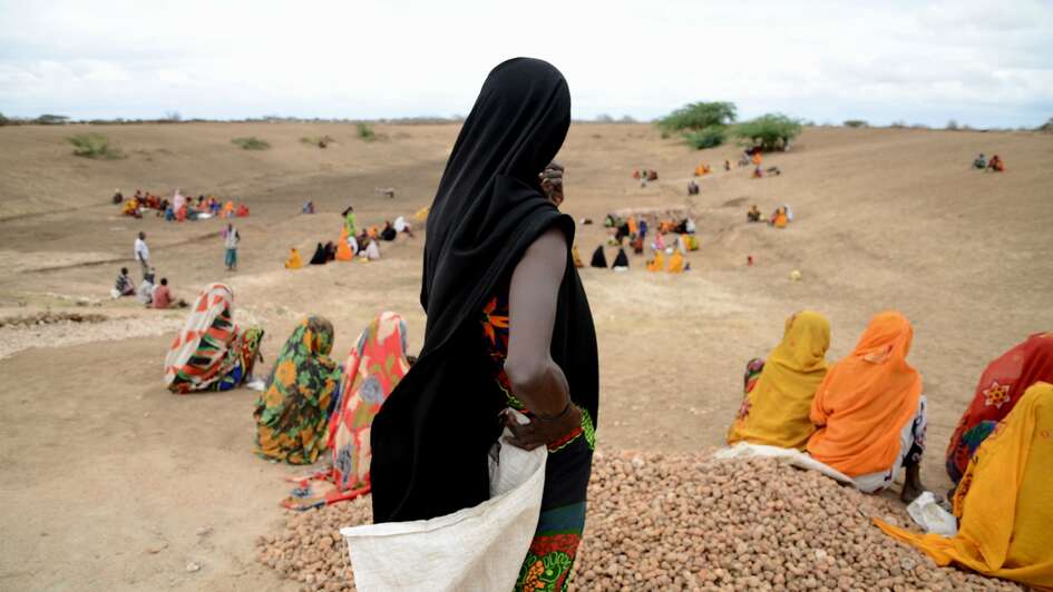 Frauen beim Bau einer Erosionsschutzmauer in Kenia. 