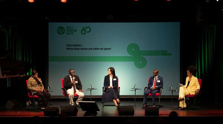 Joyce Queeglay-Pajibo, Patrick Katelo Issako, Natalia Iskovych, Francis Djomeda und Totinia Hörner bei einem Panel auf der Bühne