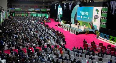 Großer Saal mit Vollversammlung des Africa Climate Summit 2023 in Nairobi, Kenia
