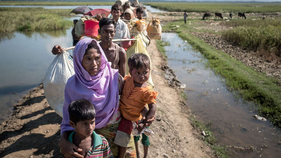 Rohingya stehen in einer Schlange an der Grenze 