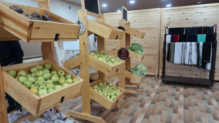 Äpfel in der Auslage eines Geschäfts. 