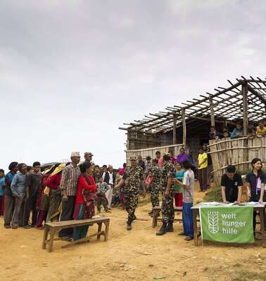 Nepal nach dem Erdbeben. Bild: Menschen warten auf Nahrungsmittel