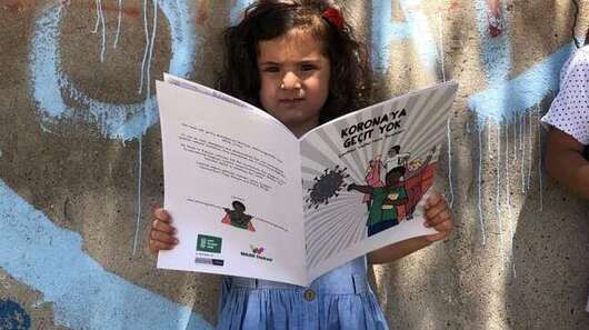 Ein Mädchen liest einen Comic, Türkei 2020.