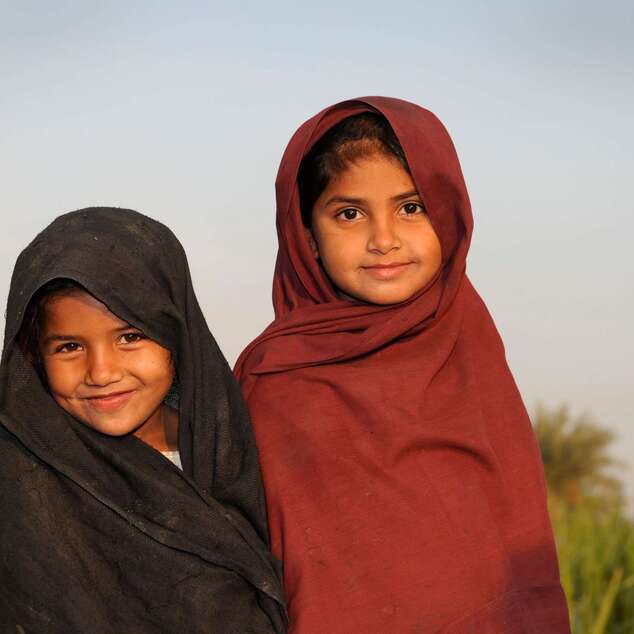 Zwei Mädchen mit Kopftüchern in Pakistan.