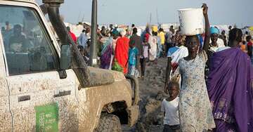 Die Zeiten des Waffenstillstands nutzen die Menschen, um Besorgungen zu machen. © Roland Brockmann