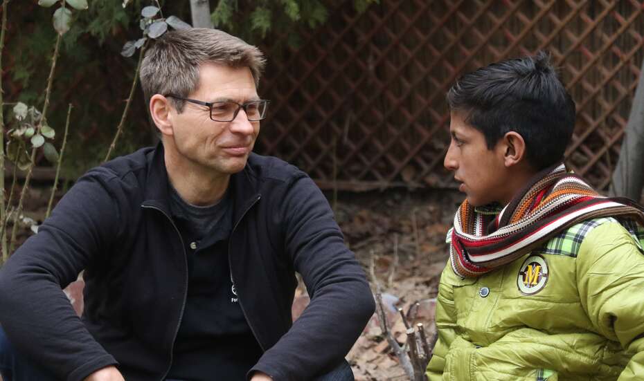 Mathias Mogge, Generalsekretär der Welthungerhilfe, im Gespräch mit dem 10-jährigen Noor Agha in Kabul, Afghanistan