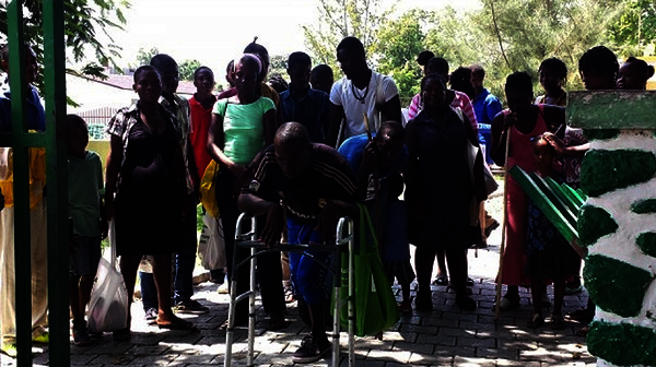 Menschen auf Haiti stehen in einer Gruppe und üben den Ernstfall: Evakuierung beim Hurrikan.