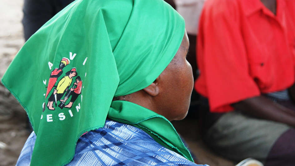 Eine Frau in Bolivien mit grünem La Via Campesina Tuch. 
