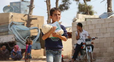 Ein Junge trägt Brot, Syrien 2019.