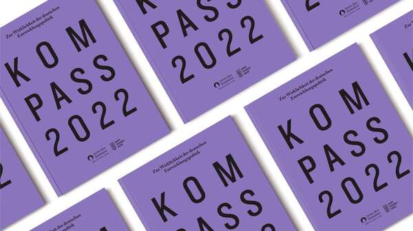 Violette Titelseiten des Kompass 2022