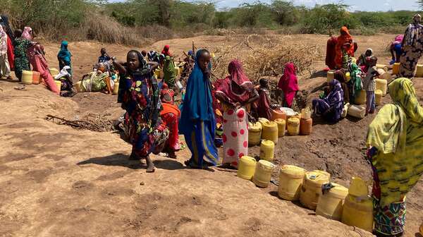 Viele Frauen stehen in einer Schlange.
