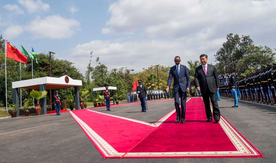 Chinas Präsident Xi und Ruandas Präsident Paul Kagame auf rotem Teppich.