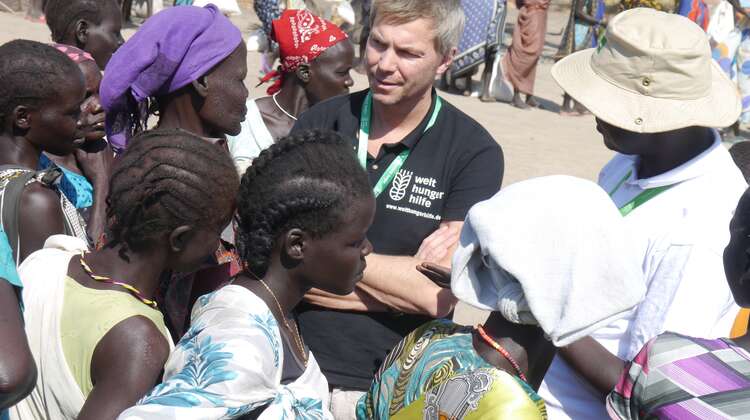 Till Wahnback im Gespräch mit Einheimischen in Südsudan.