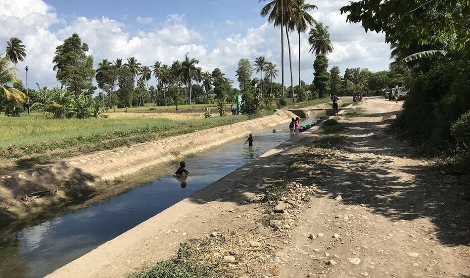 Kinder baden in einem Bewässerungskanal im Norden Haitis.