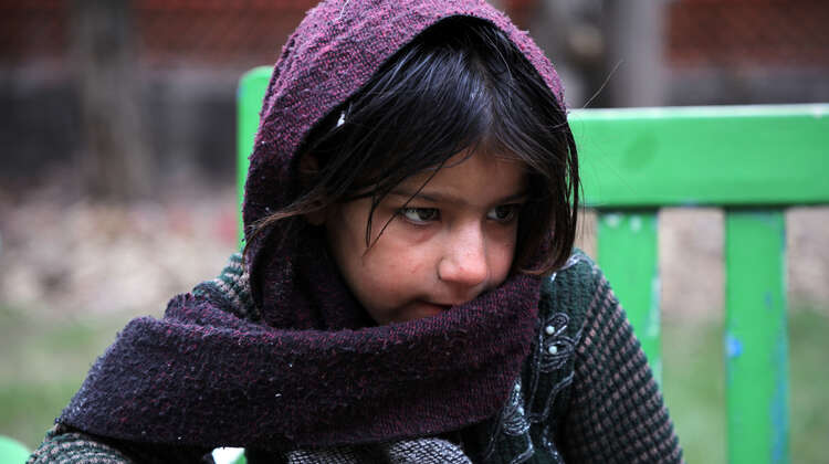 2022-afghanistan-hires-maedchen-seitenblick_C_parwiz-sabawoon-welthungerhilfe.jpg Ein junges Mädchen bei einer Lebensmittelverteilung in Kabul.