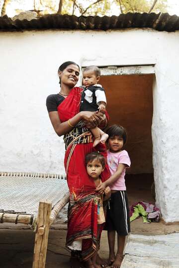 Frau mit ihren drei Kindern