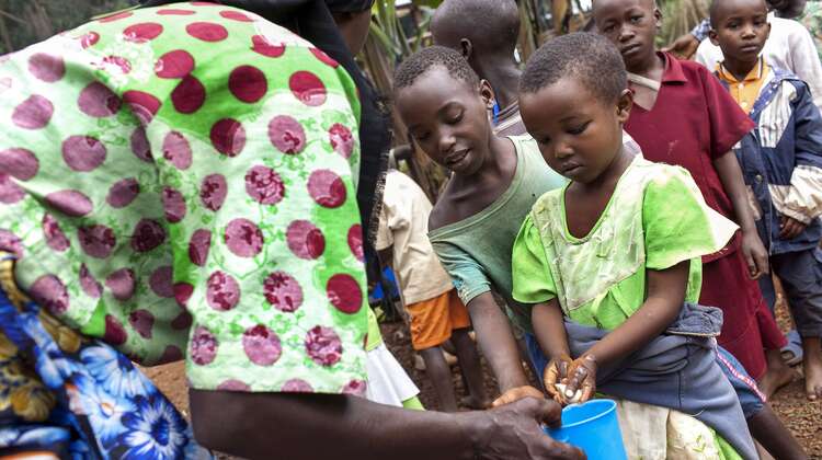 Kinder stehen Schlange, um sich die Hände zu waschen