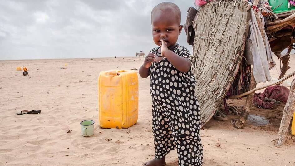 Ein Kleinkind steht während der extremen Dürreperiode, die 2017 Somaliland heimsuchte, vor einem Zelt in der Wüste.