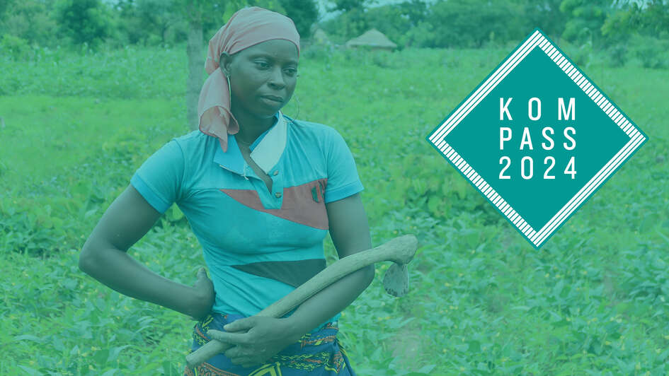 Frau auf einem Feld, auf dem Hülsenfrüchte wachsen. Das als Titelbild dienende Motiv ist türkis eingefärbt und mit dem Logo des "Kompass 2024" versehen.