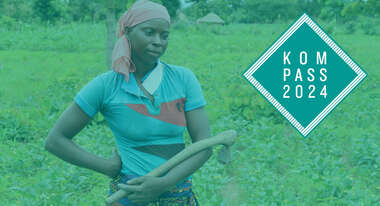Frau auf einem Feld, auf dem Hülsenfrüchte wachsen. Das als Titelbild dienende Motiv ist türkis eingefärbt und mit dem Logo des "Kompass 2024" versehen.