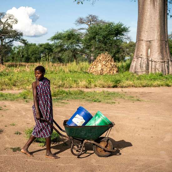 SDG Halbzeitbilanz: Weltgemeinschaft verpflichtet sich Nachhaltigkeitszielen. Dazu gehört unter anderem der Zugang zu sauberem Trinkwasser für alle Menschen.