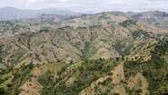 Abholzung in Haiti: Landschaftsaufnahme von kahlen Hügeln.
