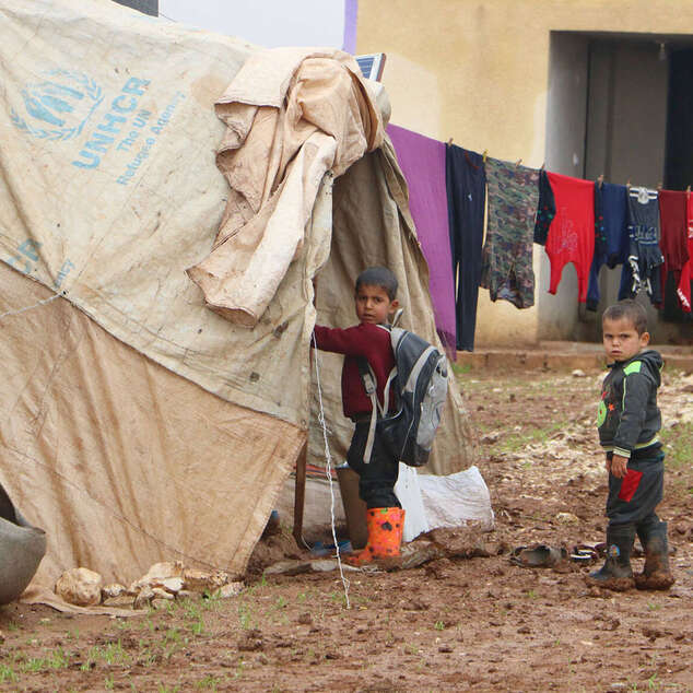 Zwei Jungen in einem Flüchtlingscamp in Syrien.