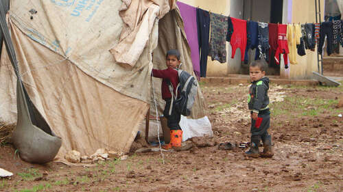 Zwei Jungen in einem Flüchtlingscamp in Syrien.
