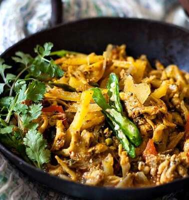 Ein Bild des indischen Gerichts Chhoto Macher Chorchori.