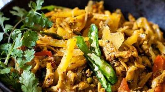 Ein Bild des indischen Gerichts Chhoto Macher Chorchori.