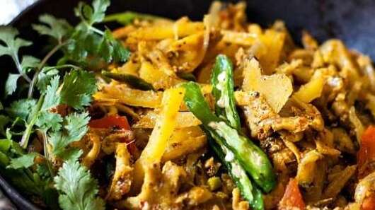 Ein Bild des indischen Gerichts Chhoto Macher Chorchori.