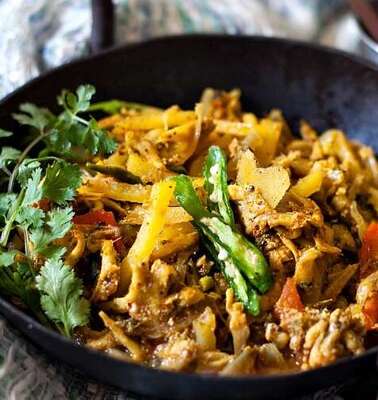 Ein Bild des indischen Gerichts Chhoto Macher Chorchori.