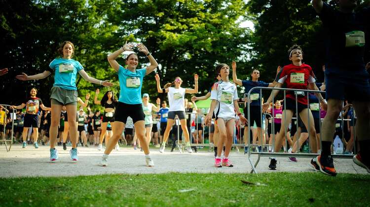 Junge Läufer*innen wärmen sich auf