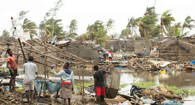 Nach den Verwüstungen der Wirbelstürme standen mehr als 150.000 Menschen vor dem Nichts und mussten in Notunterkünften untergebracht werden. 
