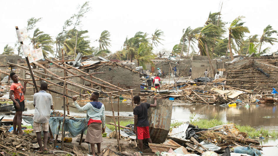 Nach den Verwüstungen der Wirbelstürme standen mehr als 150.000 Menschen vor dem Nichts und mussten in Notunterkünften untergebracht werden. 