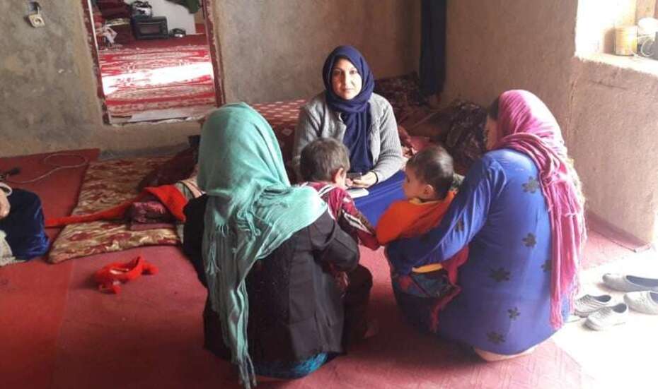 Vier Frauen sitzen auf dem Boden.
