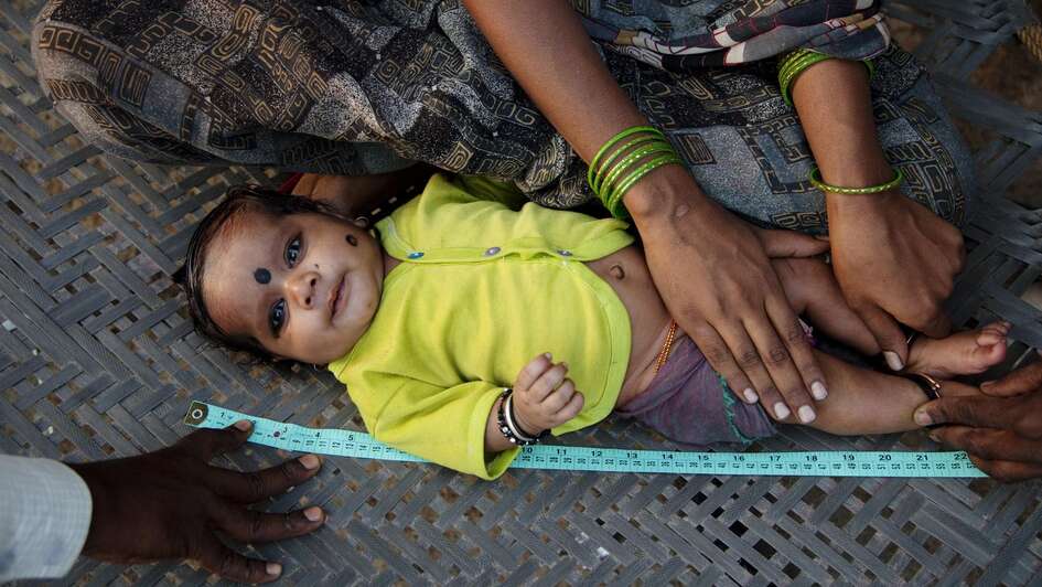 Kleines Kind wird gemessen