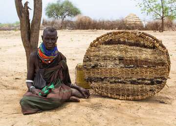 Dürre in Kenia: Eine Frau sitzt auf dem Boden.