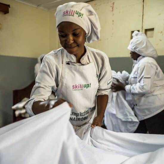 Frau in Kenia arbeitet in der Hauswirtschaft