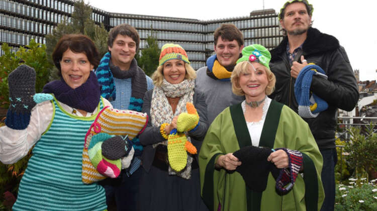 Abschlussfoto nach erfolgreichem Häkeln Mehrere Prominente und myBoshi Mitarbeiter posieren mit ihren fertig gehäkelten Produkten.