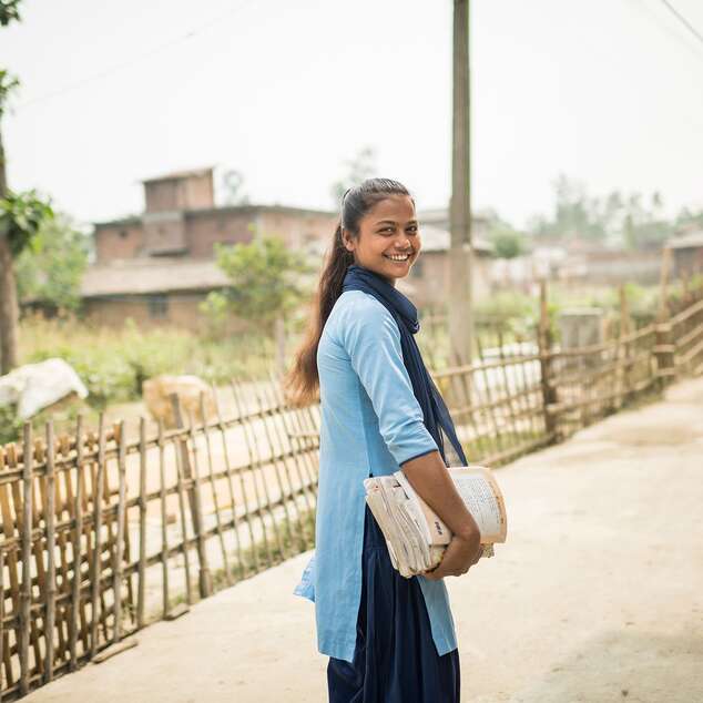 Ein Mädchen in Nepal auf dem Weg in die Schule.