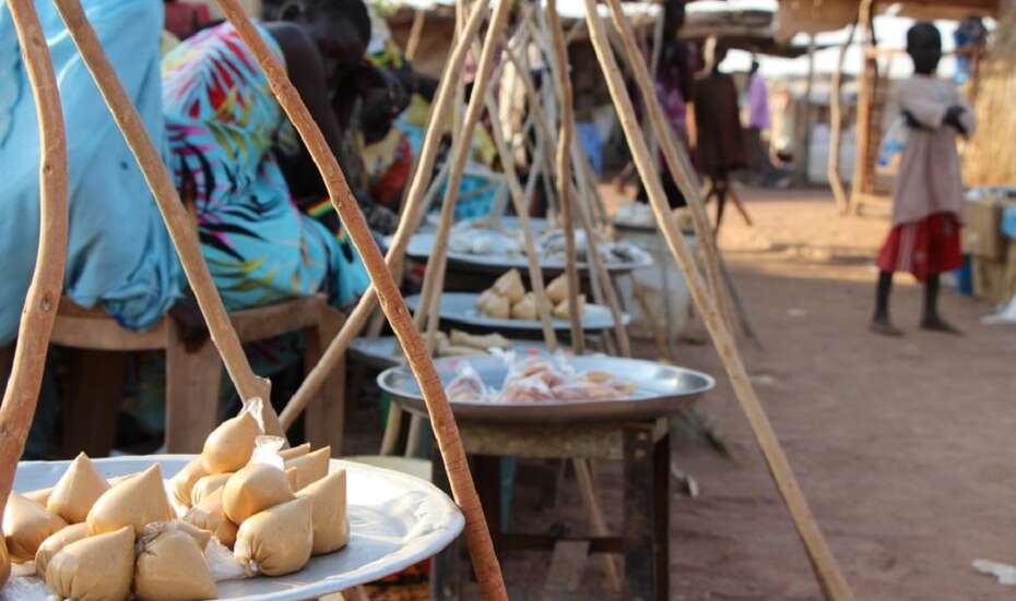Ein Markt in Nyamlell: Die wenigen Lebensmittel auf dem Markt finden kaum einen Abnehmer, weil die Leute kein Geld haben. Die Preise haben sich zum Teil verzehnfacht.