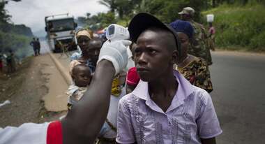 Bei einem jungen Mann wird Fieber gemessen