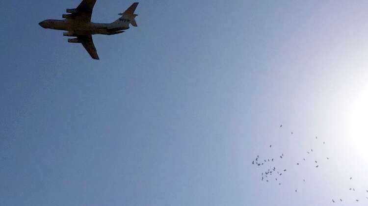 Flugzeug wirft Notfallpakete ab