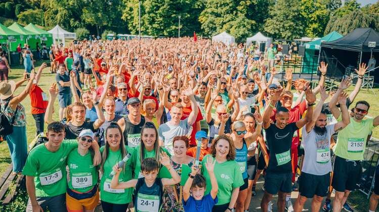 Teilnehmende des Zero Hunger Run 2024 posieren für ein Gruppenfoto.